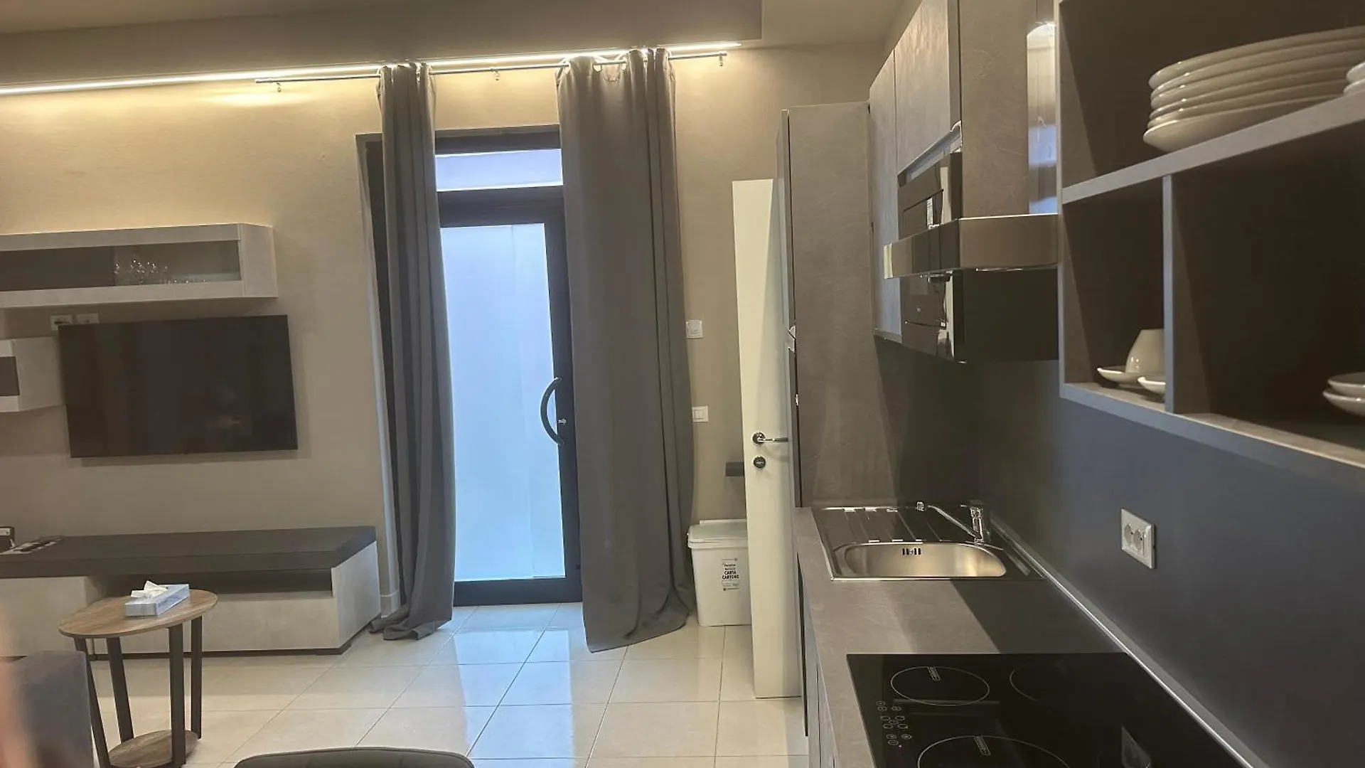 Apartment La Bottega Suite Deluxe Monolocale Desenzano del Garda Italy