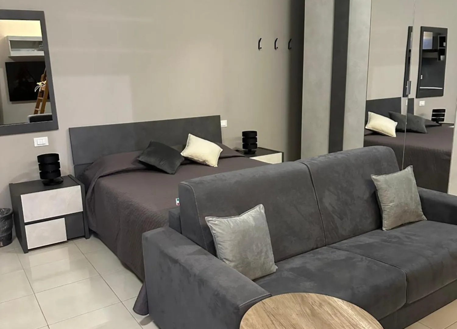 Apartment La Bottega Suite Deluxe Monolocale Desenzano del Garda
